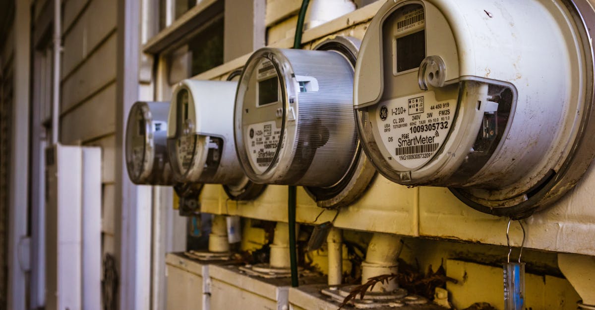 Factures d electricite et pieces de monnaie symbolisant les aides financieres aux menages modestes en 2026
