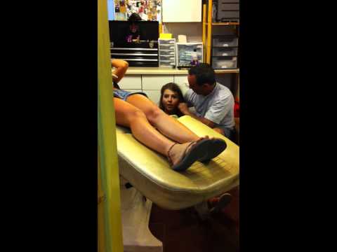 Operación de piercing en el ombligo