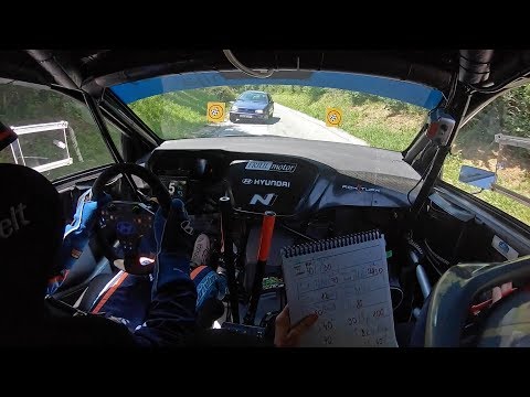 Auto fährt während eines Rallye-Rennens in die falsche Richtung