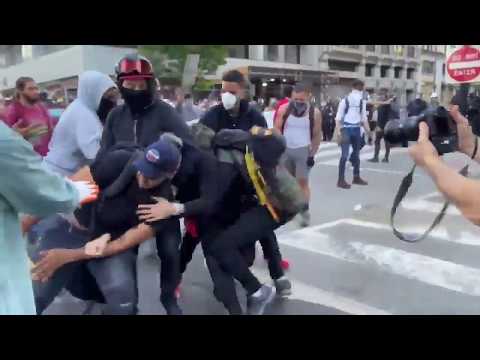 Black Lives Matter 시위대가 난동자를 넘기다
