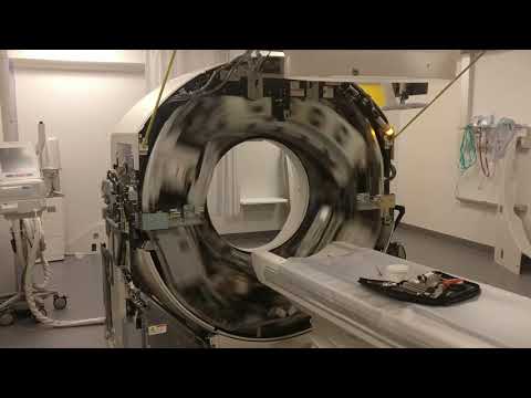 एक खुली MRI पूरी गति से घूमती है