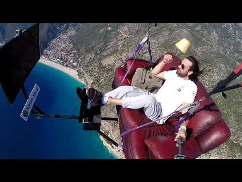 Hasan Kaval hace parapente en un salón