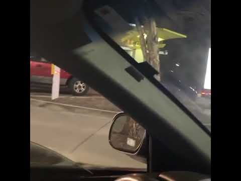 Autos stehen am geschlossenen Drive-in am Weihnachtsabend Schlange