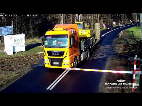 A truck driver messes up at a level crossing