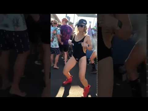 Una mujer reparte su leche materna durante un festival