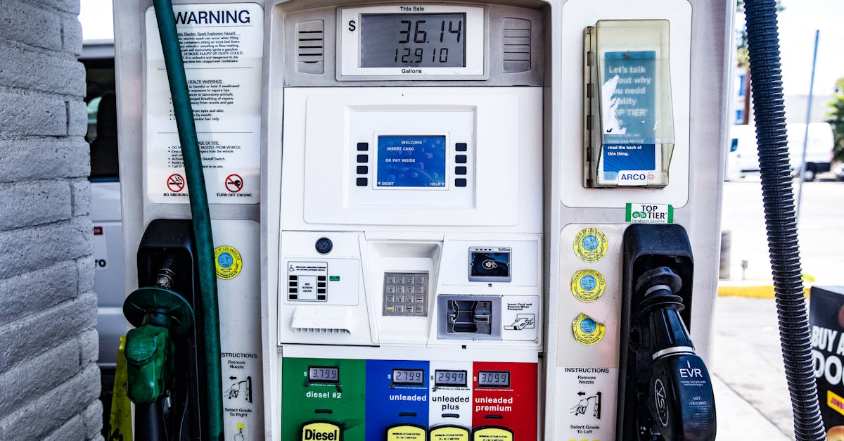 Auto tankt an einer französischen Tankstelle mit hohen Kraftstoffpreisen im Jahr 2026