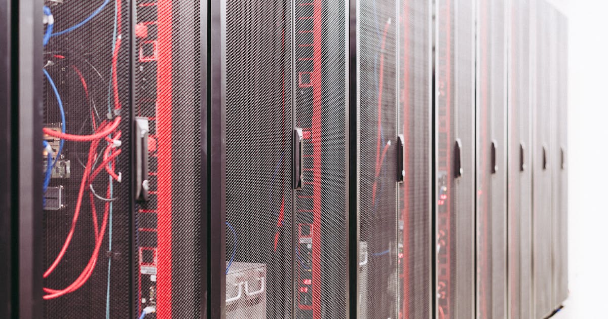 Neeli roshni mein chamakta server room jo artificial intelligence models ke liye jaruri computing infrastructure darshata hai