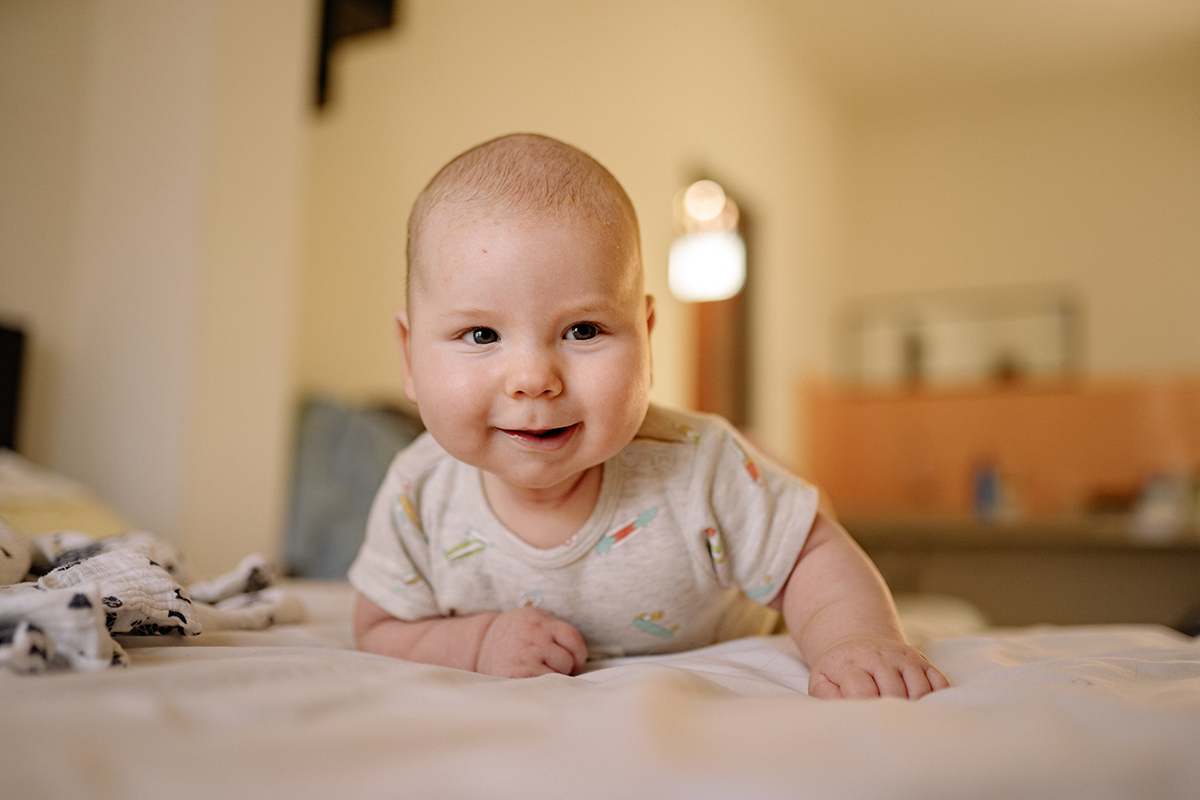 Bebe de cuatro meses desarrollando habilidades motoras cognitivas y sociales durante tiempo de juego