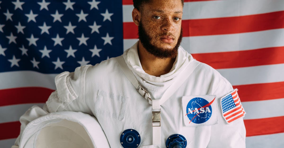 Fire astronauter inne i NASA Orion romfartskapsel på vei mot Månen i Artemis-programmets oppdrag