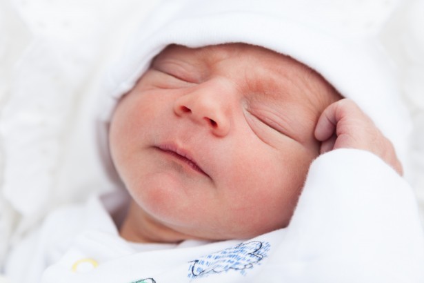 Ein Baby schlaeft friedlich auf einer Keilmatratze zur Linderung von gastrooesophagealem Reflux