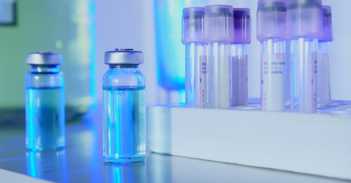 Forsker i hvit frakk analyserer RNA-molekyler i et medisinsk laboratorium