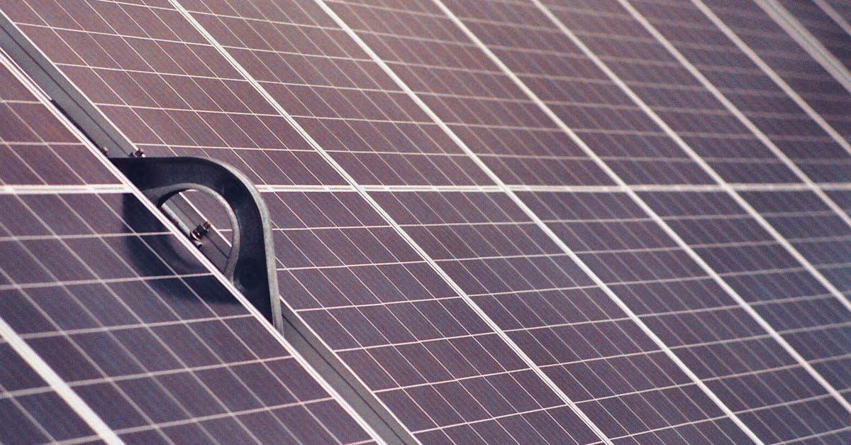 Blaue photovoltaische Solarmodule auf einem Dach in moderner technologischer Umgebung die Sonnenlicht reflektieren