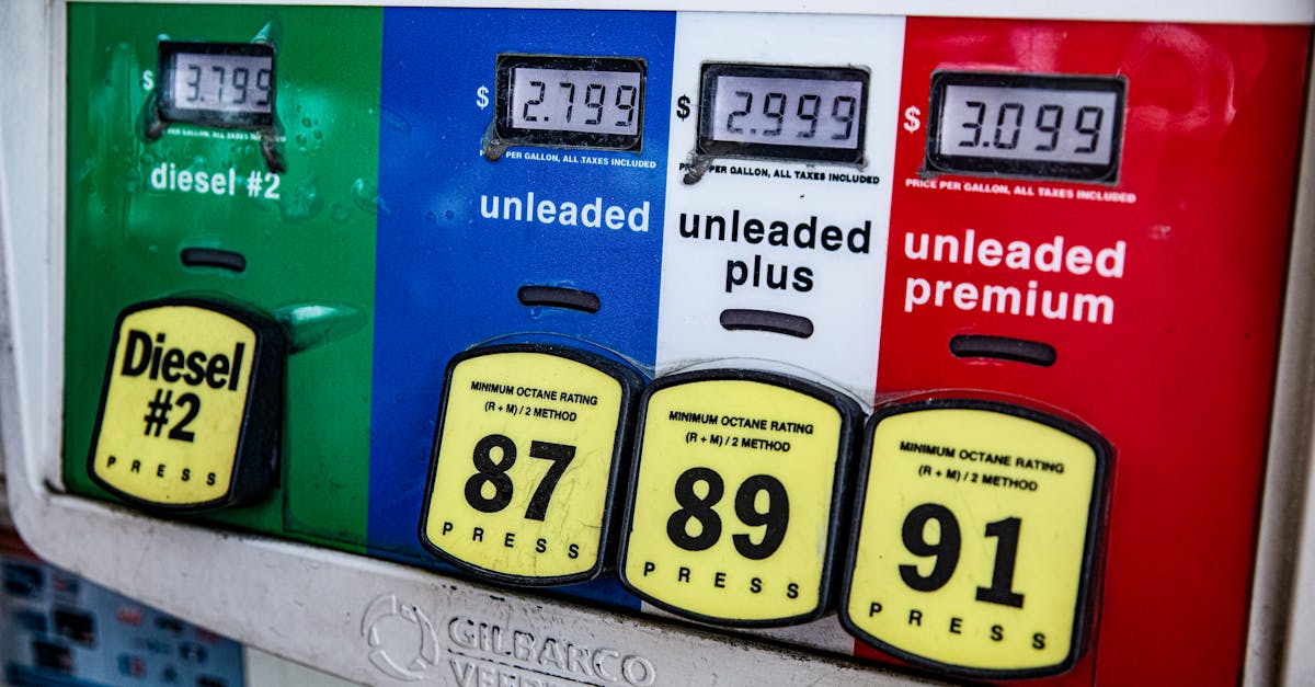 Bensinstasjon pumpe med visning av stigende drivstoffpriser under en energikrise