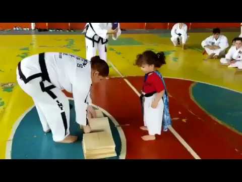 Niña hilarante durante su prueba de karate